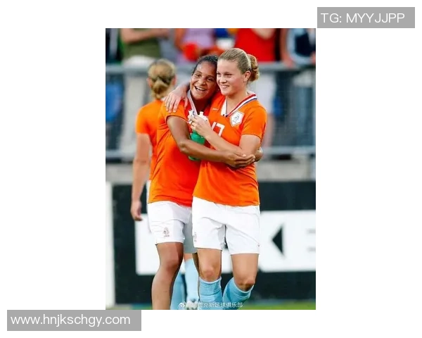 全球足球女星风采：从梅根·拉皮诺到阿尔维斯的传奇故事